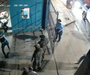 El conflicto ocurrió cuando un policía, visiblemente molesto, disparó contra el suelo, muy cerca de una civil.