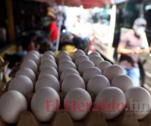 Productos de consumo básico como los huevos experimentan en los últimos días fuertes alzas que impactarán en la inflación 2021. Foto: El Heraldo