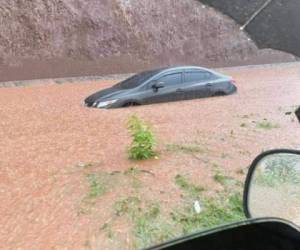 Conductores que transitaban por el bulevar José Simón Azcona, frente a la colonia Villa Centroamericana, quedaron atrapados en plena vía por las aguas acumuladas en la carretera. Foto: cortesía.