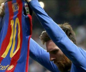 Lionel Messi y la camisa del FC Barcelona. (Foto: Redes)