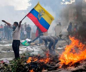 Manifestantes encapuchados prendieron fuego y saquearon el sábado el edificio de la Contraloría, en el norte de Quito, Ecuador. Fotos: Agencia AFP.