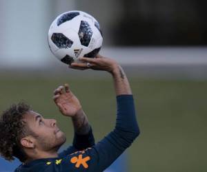 Neymar dominando un balón en concentración con la selección de Brasil. Foto:AFP