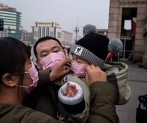 En el mundo ya se registran más de 2,700 casos. Al menos 80 personas han muerto. Foto AFP