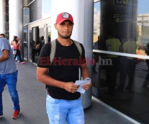 Alex López al momento de salir del Aeropuerto Internacional Toncontín. (Fotos: Ronal Aceituno / EL HERALDO)