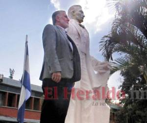 El tataranieto del fundador de la frustrada patria grande posando frente a una estatua erigida en Guatemala, país donde Morazán dejó una huella imborrable.