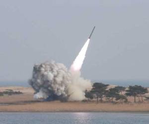 El misil norcoreano se mantuvo en el aire durante una media hora, antes de caer al mar de japón (Foto: Archivo/Agencia AFP)