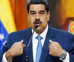 Maduro flexibilizó el rígido control de divisas en mayo pasado, lo que permitió a los bancos comprar y vender dólares estadounidenses a cualquier tipo de cambio. Foto: AP.