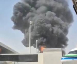 La autoridad oficial saudí no dijeron cuándo serán reanudadas las operaciones en el aeropuerto, que fueron suspendidas temporalmente.