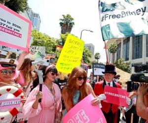 El fallo -en el que se le otorgó el derecho a elegir su abogado- fue celebrado por los fans fuera de la corte. Foto: AFP.