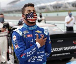 Bubba Wallace, en pie para el himno nacional antes de una carrera de la Cup Series de la NASCAR en Homestead, Florida. Foto: AP.