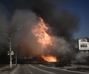 Las llamas y el humo se elevan de un incendio luego de un fuego de artillería en el día 30 de la invasión de Ucrania por parte de las fuerzas rusas en la ciudad nororiental de Kharkiv el 25 de marzo de 2022.