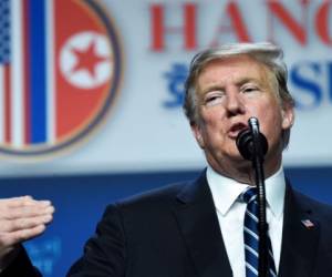 Donald Trump durante una conferencia de prensa en Vietnam, donde se reúne con el líder norcoreano Kim Jong Un. (AFP)