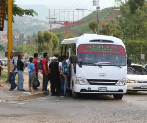 En la actualidad los buses se estacionan en zonas prohibidas. Foto: Estalin Irías / EL HERALDO.