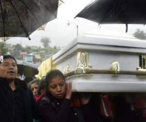 Ni la lluvia pudo ocultar las lágrimas de los presentes que acudieron para darle cristiana sepultura a la guatemalteca.