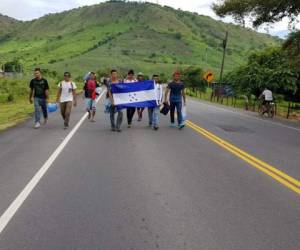 Migrants heading in a caravan to the US, walk in Donaji, Matias Romero municipality, Oaxaca state, Mexico, on November 16, 2021. - Migrants seeking refugee status are marching towards the Mexican capital demanding 'justice, dignity and freedom.' (Photo by CLAUDIO CRUZ / AFP)