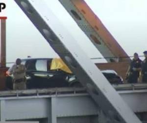 El chofer de la SUV murió en la escena y que otro hombre fue herido de bala. (Foto: Captura de vídeo AP)