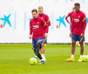 El Barça, donde las aguas siguen revueltas en lo institucional, lleva tres contundentes victorias y un empate en cinco partidos, pero el técnico Ronald Koeman no se fía del mal momento del Real Madrid. Foto: Barcelona/Twitter.