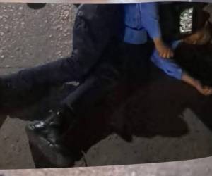 Un conductor fue detenido por las autoridades tras impactar con su camioneta a dos policías que realizaban labores de patrullaje la noche del domingo en San Pedro Sula.