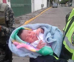 La niña fue dejada envuelta en una mantilla de colores y una toalla en la acera de la calle (Foto: El Heraldo Honduras/ Noticias de Honduras)