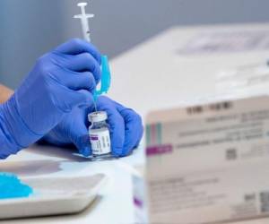 En el mundo se administraron más de 373 millones de dosis de vacunas anticovid. La de AstraZeneca, una de las más baratas, es crucial para las naciones más pobres, ya que son mayoría en el programa Covax. Foto: AFP