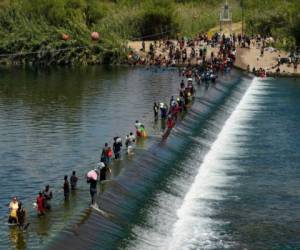 En esta imagen del 18 de septiembre del 2021, un grupo de haitianos cruza hacia Estados Unidos en Del Río, Texas. (Foto AP/Eric Gay, Archivo).