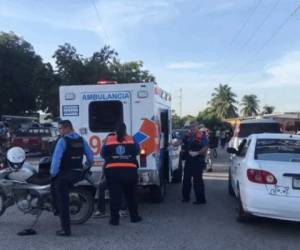 La mujer murió tras recibir el impacto del vehículo, mientras su pareja fue trasladado a un centro asistencial.