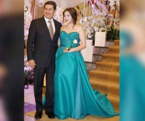 Ana Daniela Hernández y su padre Juan Orlando Hernández durante la prom de la Elvel School.