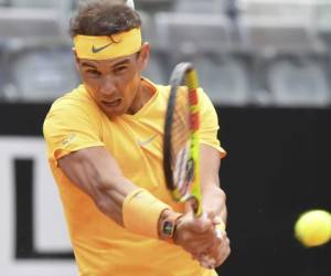 El español Rafael Nadal regresa al Damir Dzumhur de Bosnia Herzegovina durante el torneo ATP Tennis Open de Roma en el Foro Italico. Foto: AFP
