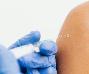 La recomendación busca reducir el riesgo de contagios de sarampión que afecta a países de la región.