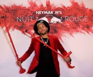 El astro brasileño del Paris Saint-Germain's, Neymar, decidió celebrar su cumpleaños número 27 con una fiesta con más de 200 invitados. Estar en proceso de recuperación por una lesión no le impidió disfrutar su natalicio. Foto: AFP