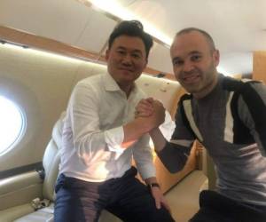 Iniesta aparece en un avión junto a Hiroshi Mikitani, presidente de Rakuten, compañía japonesa de servicios en internet principal patrocinador del Barcelona. Foto: Twitter