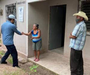 Hernández también llegó a la zona donde se construirán 1,500 viviendas para los damnificados.