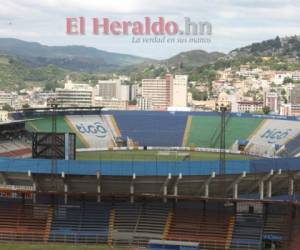 la poca atención gubernamental al estadio Tiburcio Carías es tal que desde hace diez años que un patrocinador pintó las graderías no se volvieron a retocar. Foto: El Heraldo