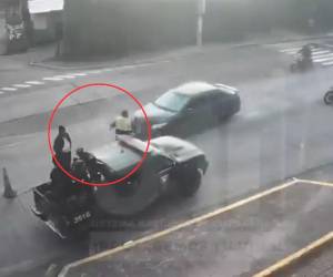 Momento en que un hombre embistió a una de las dos víctimas y estuvo a punto de atropellar al agente de tránsito.