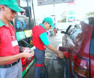 Los hondureños pagan más de 33 lempiras de impuestos por cada galón de gasolina superior y 29 por la regular. (Foto: El Heraldo Honduras)