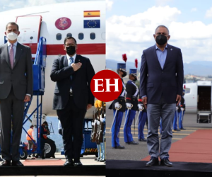 A la izquierda, el rey de España junto al canciller hondureño Lisandro Rosales. A la derecha el primer ministro de Belice.