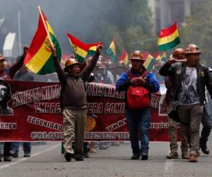 Los mineros muestran su apoyo al presidente boliviano Evo Morales durante una marcha en La Paz, Bolivia, el lunes 28 de octubre de 2019.
