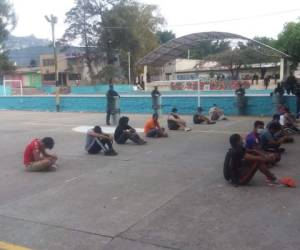 Los jóvenes fueron llevados a una cancha de la colonia capitalina.