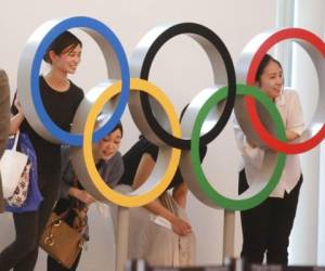 Gente posando para una foto con los anillos olímpicos en el aeropuerto internacional de Haneda, en Tokio, el jueves 8 de julio de 2021. Foto:AP