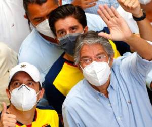 Guillermo Lasso, candidato presidencial del partido Creando Oportunidades o Creo, a la derecha, saluda a sus simpatizantes después de votar en un balotaje en Guayaquil, Ecuador, el domingo 11 de abril de 2021. Foto: AP