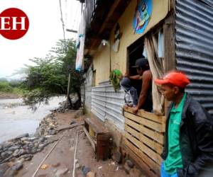 Los capitalinos se despertaron bajo una pertinaz lluvia y fuertes vientos. Debido al temor y asueto que se otorgó, las calles de la ciudad lucían vacías.