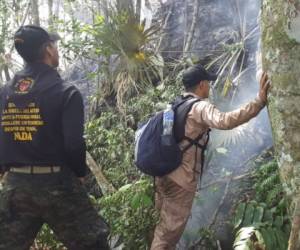 Un grupo de cuatro miembros del Cuerpo de Bomberos llegó este miércoles a la zona afectada por un extraño humo en Pico Bonito, en el departamento de Atlántida. Los bomberos dijeron que habían varios focos de fuego. Foto: Cuerpo de Bomberos