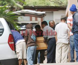 Los familiares reclamaron el cadáver de Cristhian Álvarez. Foto EL HERALDO