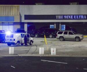 Los investigadores de la escena del crimen policial de Kansas City, Missouri, reúnen evidencia en el lugar del tiroteo en un club nocturno en las primeras horas del lunes. Foto: AP.