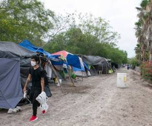 Los migrantes se contagiaron en un albergue de Nuevo Laredo cuando ingresó una persona deportada desde Houston que no sabía que tenía el coronavirus. AP.