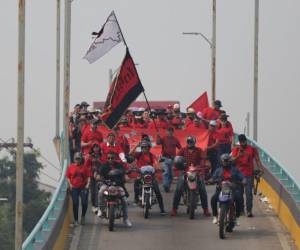 Miembros de la Resistencia Popular, del partido Libre, en la marcha por el Día del Trabajador en Tegucigalpa.