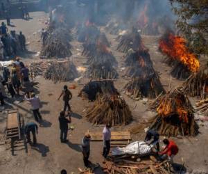 La crisis en India es patente en sus cementerios y crematorios, y en las desgarradoras escenas de pacientes que mueren camino de los hospitales por falta de oxígeno.