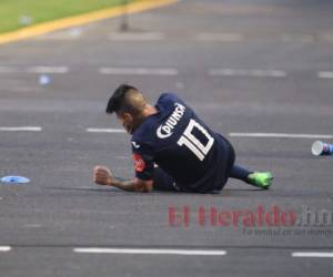 El futbolista cayó al suelo tras el impacto. | Foto: Ronal Aceituno.