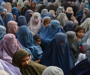 Las mujeres con sus hijos esperan recibir una donación de alimentos de la fundación Afterlife durante el Ramadán, el mes sagrado del ayuno del Islam, en Kandahar el 27 de abril de 2022.