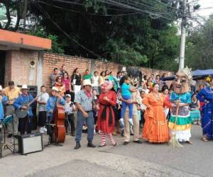 Las mojigangas también forman parte de la celebración en la colonia Kennedy. Foto: Mario Urrutia